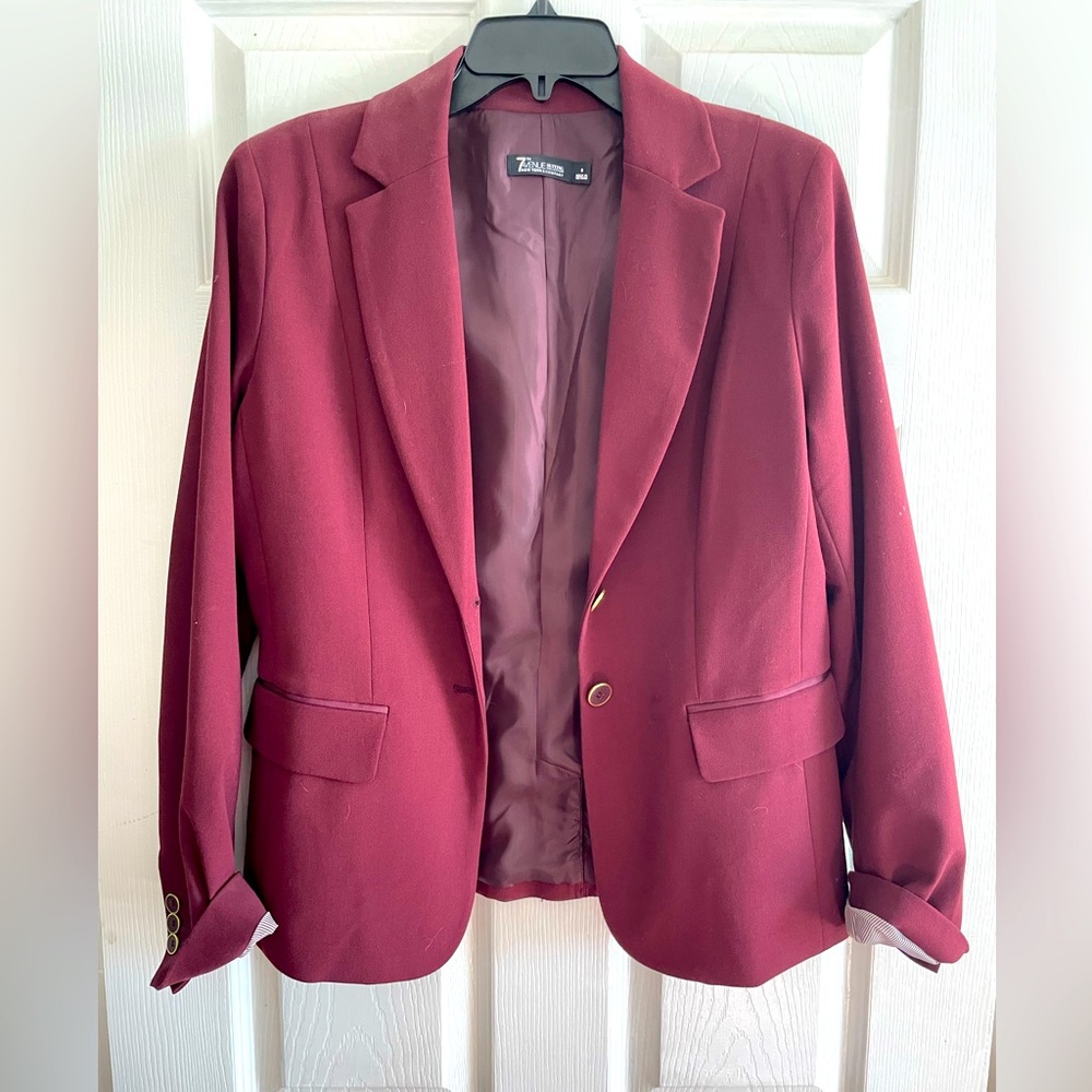 Maroon blazer fully lined three button cuff size 8 two button bodice